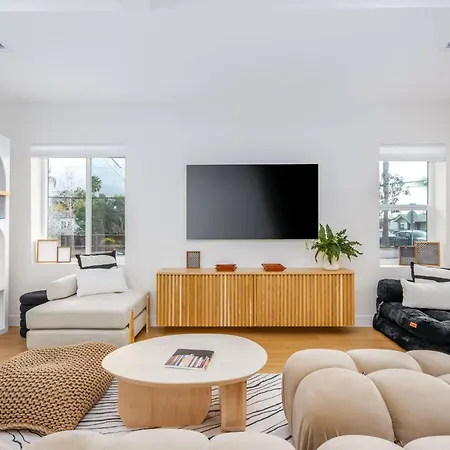Designer Family Home In South Park W Fireplace